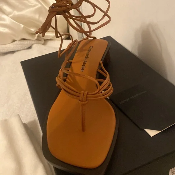 Clean new Sandals - Picture 4 of 8